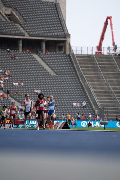 Nils Voigt (TV Wattenscheid 01) vor Mohamed Mohumed (LG Olympia Dortmund) waehrend der deutschen Leichtathletik-Meisterschaften im Olympiastadion am 25.06.2022 in Berlin